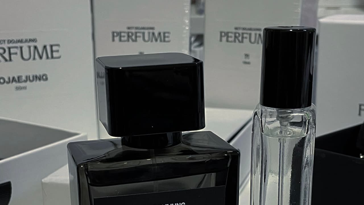 How to Choose Stickers for Frosted Glass Perfume Bottles