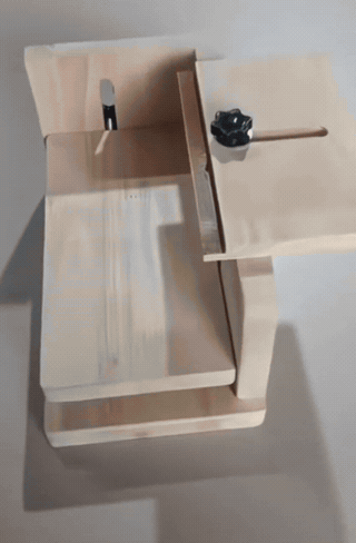Animated demonstration of a wooden manual labeling jig